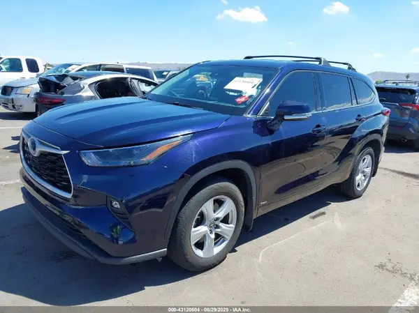 5TDBBRCH4NS558785 2022 TOYOTA HIGHLANDER - Image 2