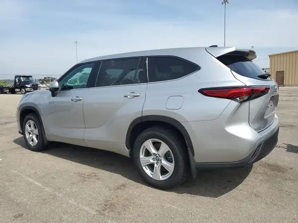 5TDBBRCH8NS558479 2022 TOYOTA HIGHLANDER - Image 2