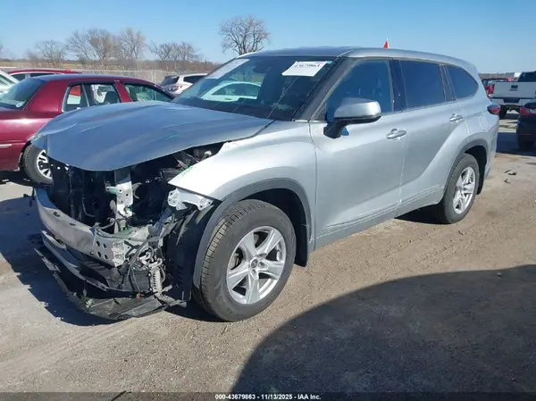 5TDBBRCH8NS561284 2022 TOYOTA HIGHLANDER - Image 2