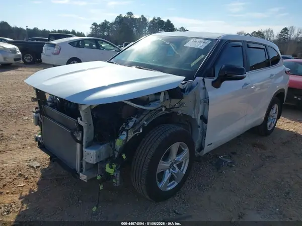 5TDBBRCH9PS113963 2023 TOYOTA HIGHLANDER - Image 2