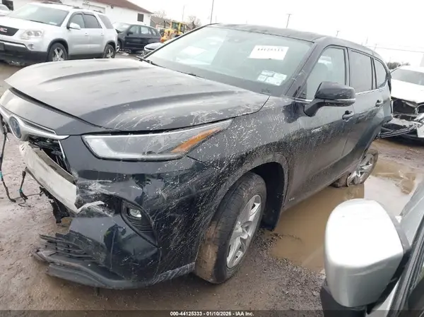 5TDBBRCHXMS526339 2021 TOYOTA HIGHLANDER - Image 2