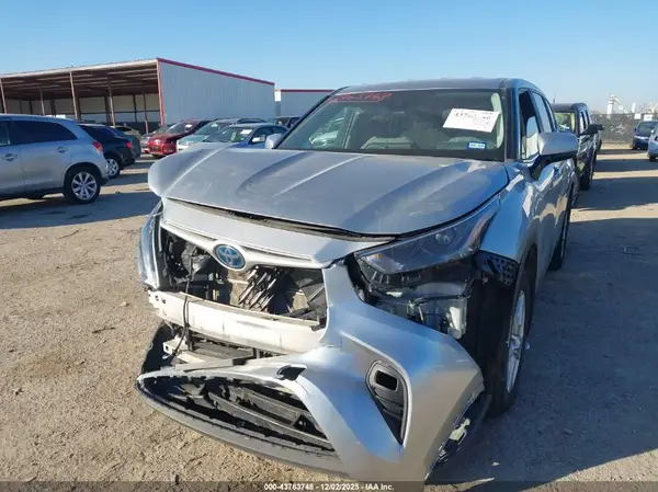 5TDBBRCHXPS566330 2023 TOYOTA HIGHLANDER - Image 2