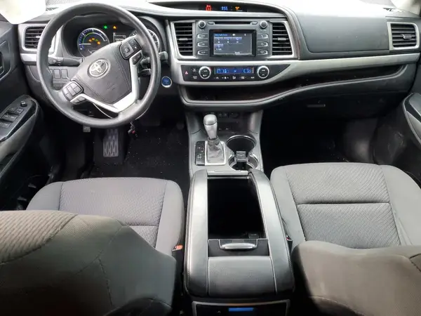 5TDBGRFH0HS029884 2017 TOYOTA HIGHLANDER - Image 8
