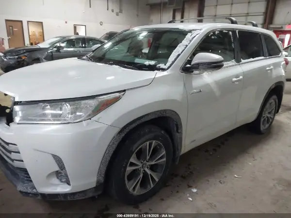 5TDBGRFH2HS033127 2017 TOYOTA HIGHLANDER - Image 2