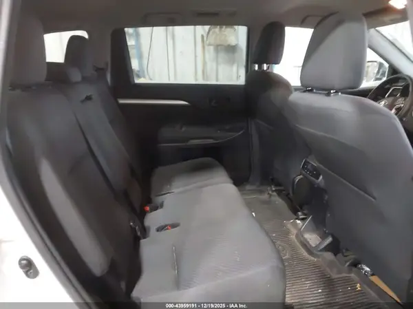 5TDBGRFH2HS033127 2017 TOYOTA HIGHLANDER - Image 8