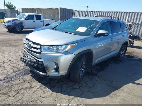 5TDBGRFH3HS032424 2017 TOYOTA HIGHLANDER - Image 2