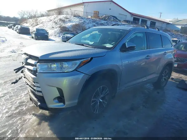 5TDBGRFH3JS042070 2018 TOYOTA HIGHLANDER - Image 2
