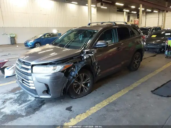 5TDBGRFH4HS025739 2017 TOYOTA HIGHLANDER - Image 2
