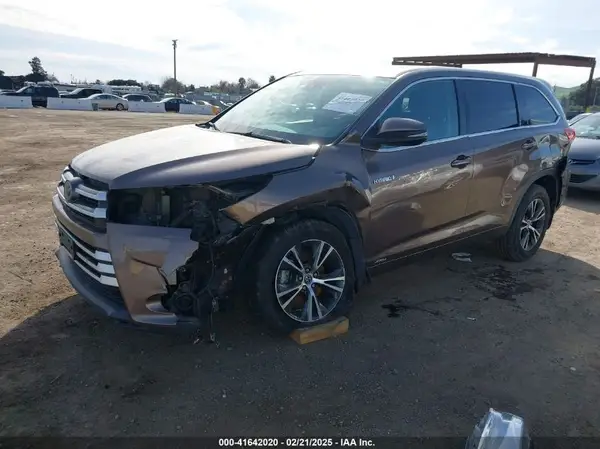 5TDBGRFH4HS033310 2017 TOYOTA HIGHLANDER - Image 2