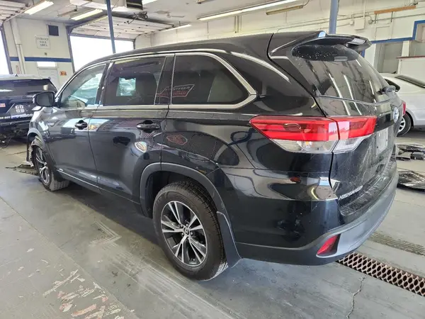 5TDBGRFH5HS033235 2017 TOYOTA HIGHLANDER - Image 2