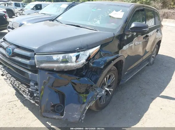 5TDBGRFH6JS038823 2018 TOYOTA HIGHLANDER - Image 2
