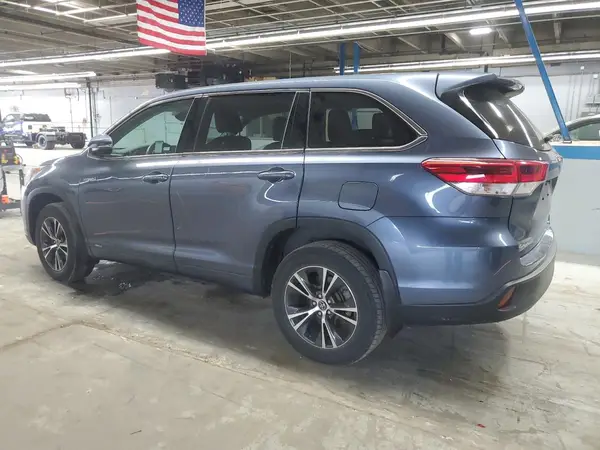 5TDBGRFH8JS048303 2018 TOYOTA HIGHLANDER - Image 2