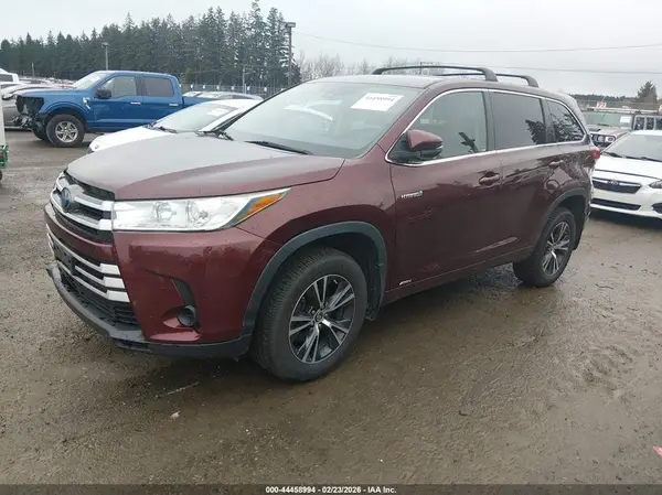 5TDBGRFH9HS026093 2017 TOYOTA HIGHLANDER - Image 2