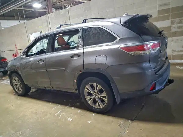 5TDBKRFH0GS235753 2016 TOYOTA HIGHLANDER - Image 2