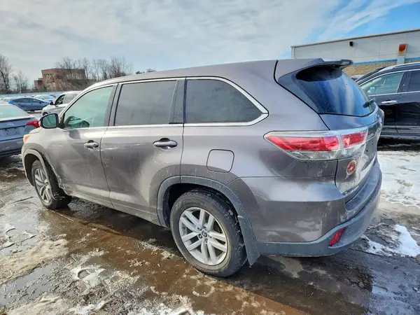 5TDBKRFH0GS270647 2016 TOYOTA HIGHLANDER - Image 2