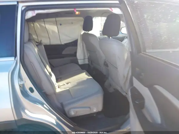 5TDBKRFH0GS282037 2016 TOYOTA HIGHLANDER - Image 8