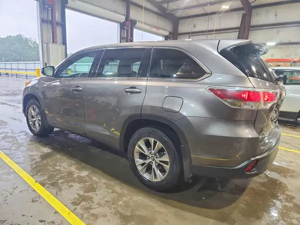 5TDBKRFH1GS327664 2016 TOYOTA HIGHLANDER - Image 2