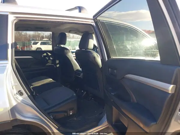 5TDBKRFH2GS231817 2016 TOYOTA HIGHLANDER - Image 8