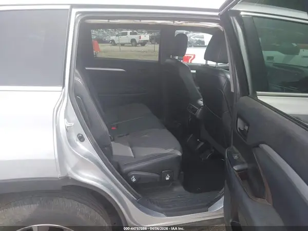 5TDBKRFH5GS240236 2016 TOYOTA HIGHLANDER - Image 8