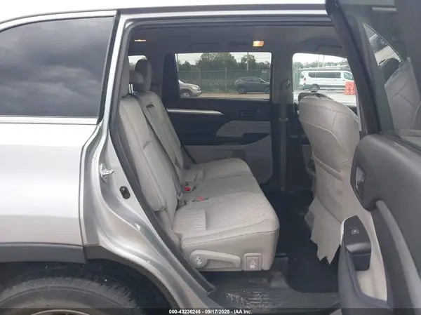 5TDBKRFH5GS286505 2016 TOYOTA HIGHLANDER - Image 8