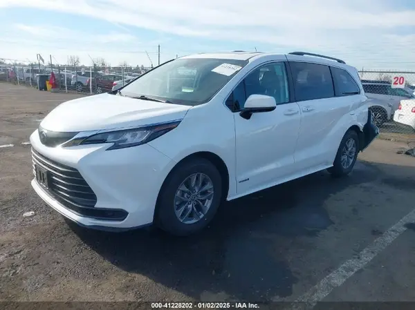 5TDBRKEC0MS065947 2021 TOYOTA SIENNA - Image 2