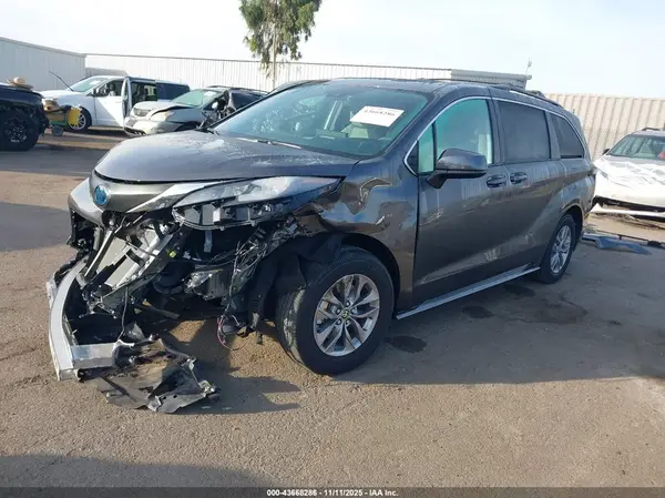 5TDBRKEC4SS263623 2025 TOYOTA SIENNA - Image 2