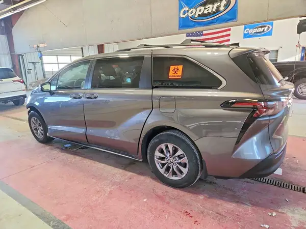 5TDBRKEC6RS210089 2024 TOYOTA SIENNA - Image 2