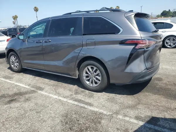 5TDBRKEC8NS116421 2022 TOYOTA SIENNA - Image 2