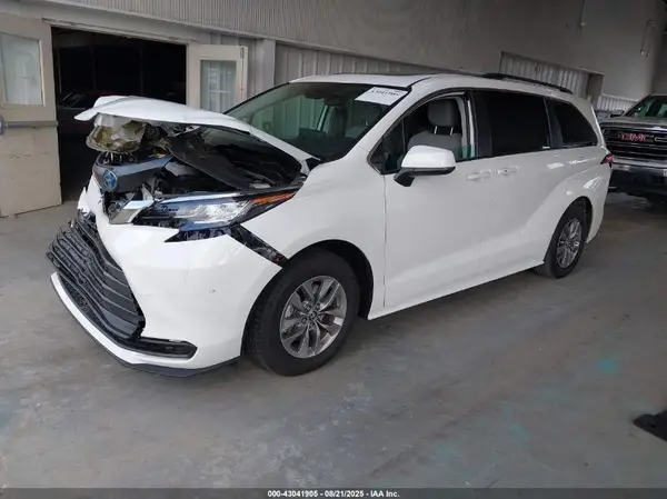 5TDBRKEC8PS178940 2023 TOYOTA SIENNA - Image 2