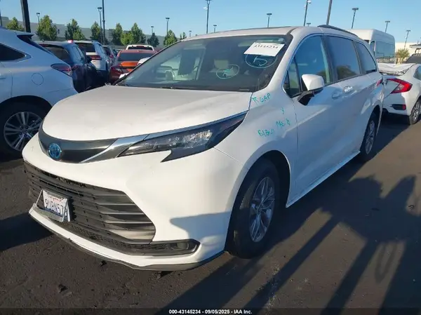 5TDBRKEC9SS262239 2025 TOYOTA SIENNA - Image 2