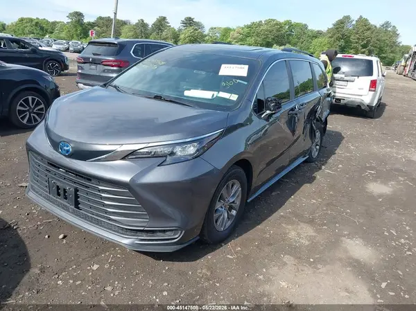 5TDBSKFC1SS175096 2025 TOYOTA SIENNA - Image 2