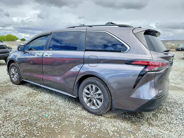 5TDBSKFC2NS070135 2022 TOYOTA SIENNA - Image 2