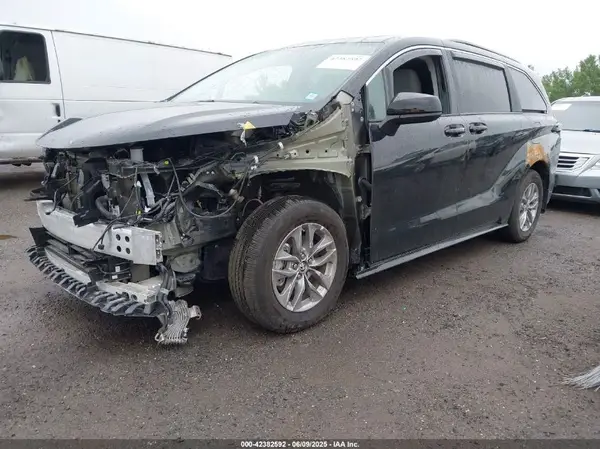 5TDBSKFC2RS142957 2024 TOYOTA SIENNA - Image 2