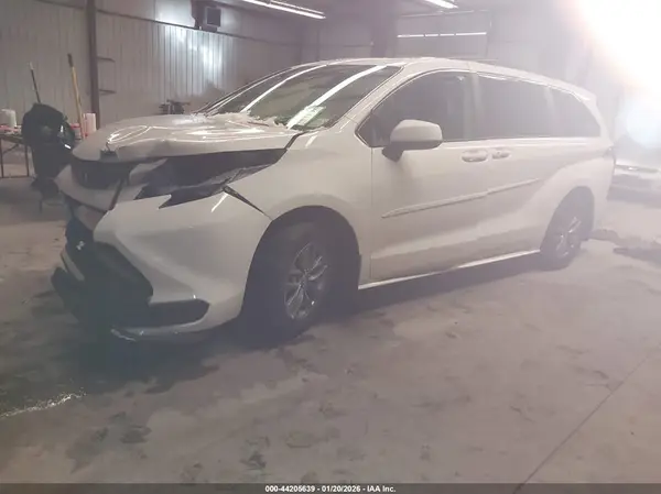 5TDBSKFC3SS165900 2025 TOYOTA SIENNA - Image 2