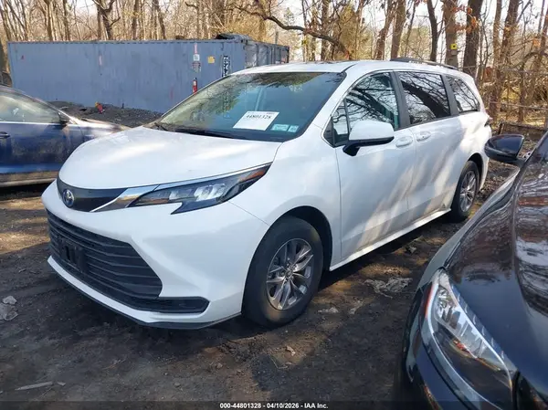 5TDBSKFC4RS148114 2024 TOYOTA SIENNA - Image 2