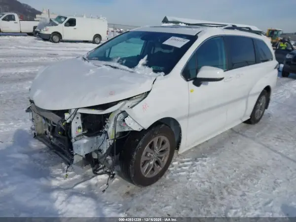 5TDBSKFC5RS134108 2024 TOYOTA SIENNA - Image 2