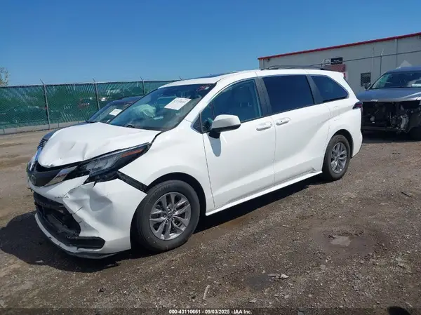 5TDBSKFC8NS047748 2022 TOYOTA SIENNA - Image 2