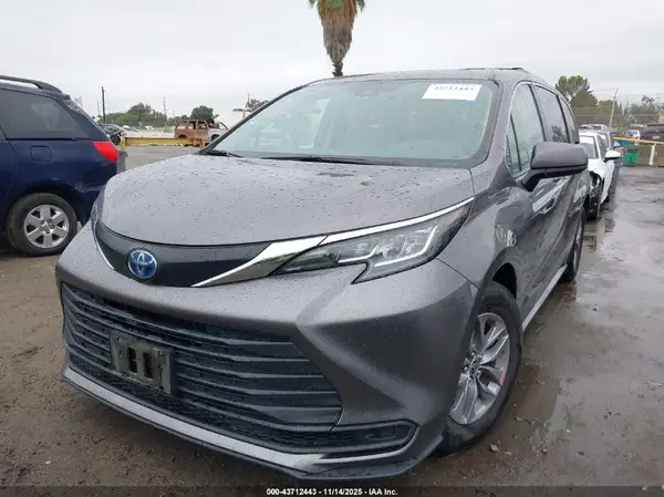 5TDBSKFC9NS044969 2022 TOYOTA SIENNA - Image 2