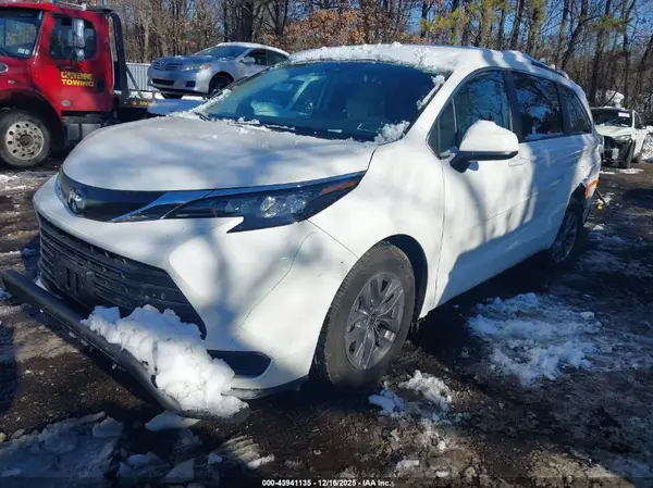 5TDBSKFC9RS120583 2024 TOYOTA SIENNA - Image 2