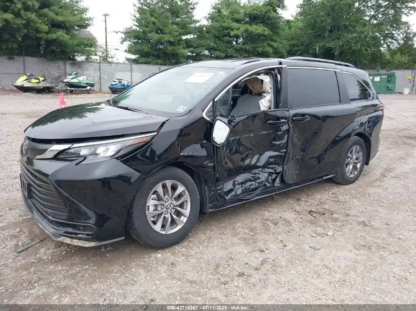 5TDBSKFC9RS132961 2024 TOYOTA SIENNA - Image 2