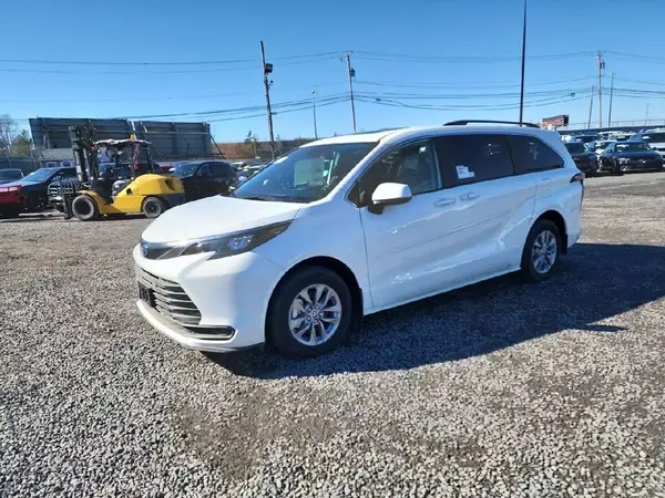 5TDBSKFC9RS138713 2024 TOYOTA SIENNA - Image 1