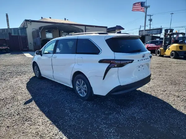 5TDBSKFC9RS138713 2024 TOYOTA SIENNA - Image 2