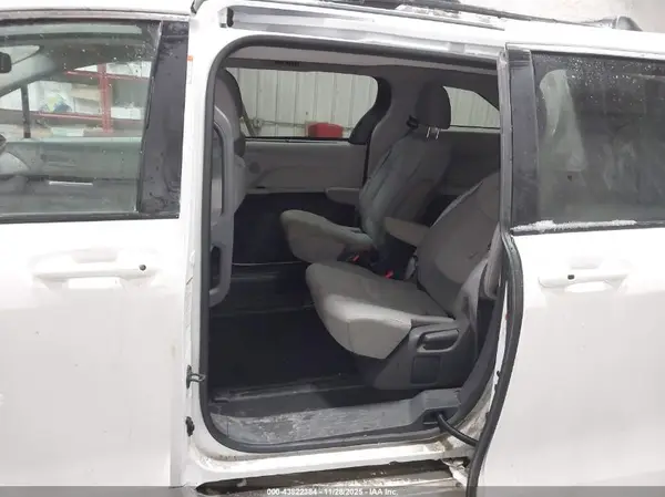 5TDBSKFCXMS035101 2021 TOYOTA SIENNA - Image 8