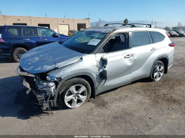 5TDBZRBH0LS506967 2020 TOYOTA HIGHLANDER - Image 2