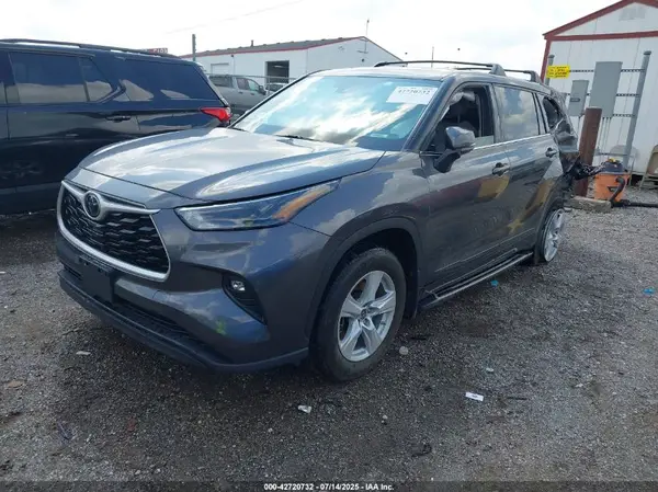 5TDBZRBH0NS571742 2022 TOYOTA HIGHLANDER - Image 2