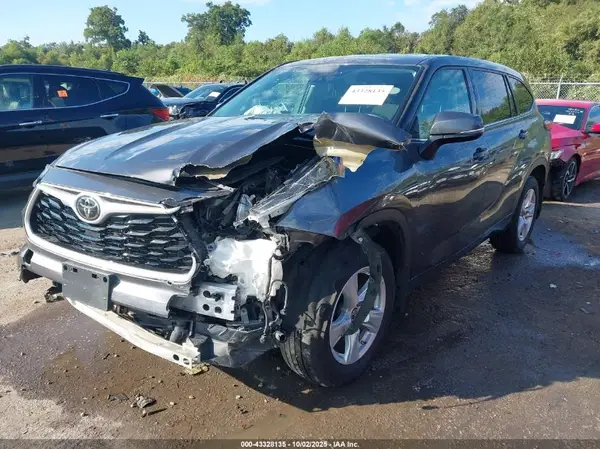 5TDBZRBH2MS558294 2021 TOYOTA HIGHLANDER - Image 2