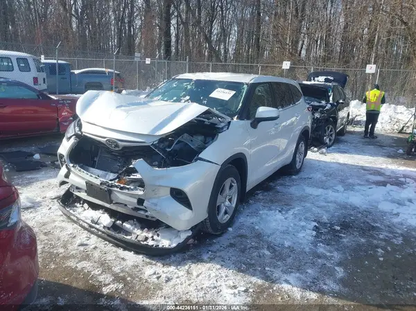 5TDBZRBH2NS171536 2022 TOYOTA HIGHLANDER - Image 2