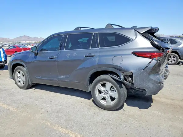 5TDBZRBH2NS240273 2022 TOYOTA HIGHLANDER - Image 2