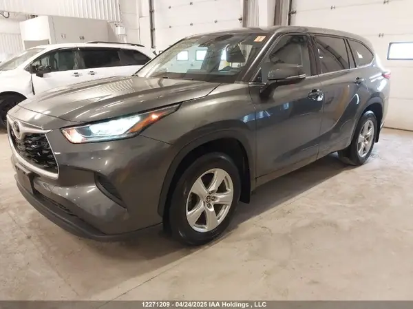 5TDBZRBH2NS562735 2022 TOYOTA HIGHLANDER - Image 2