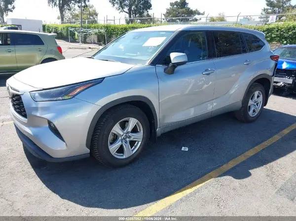 5TDBZRBH3MS123770 2021 TOYOTA HIGHLANDER - Image 2